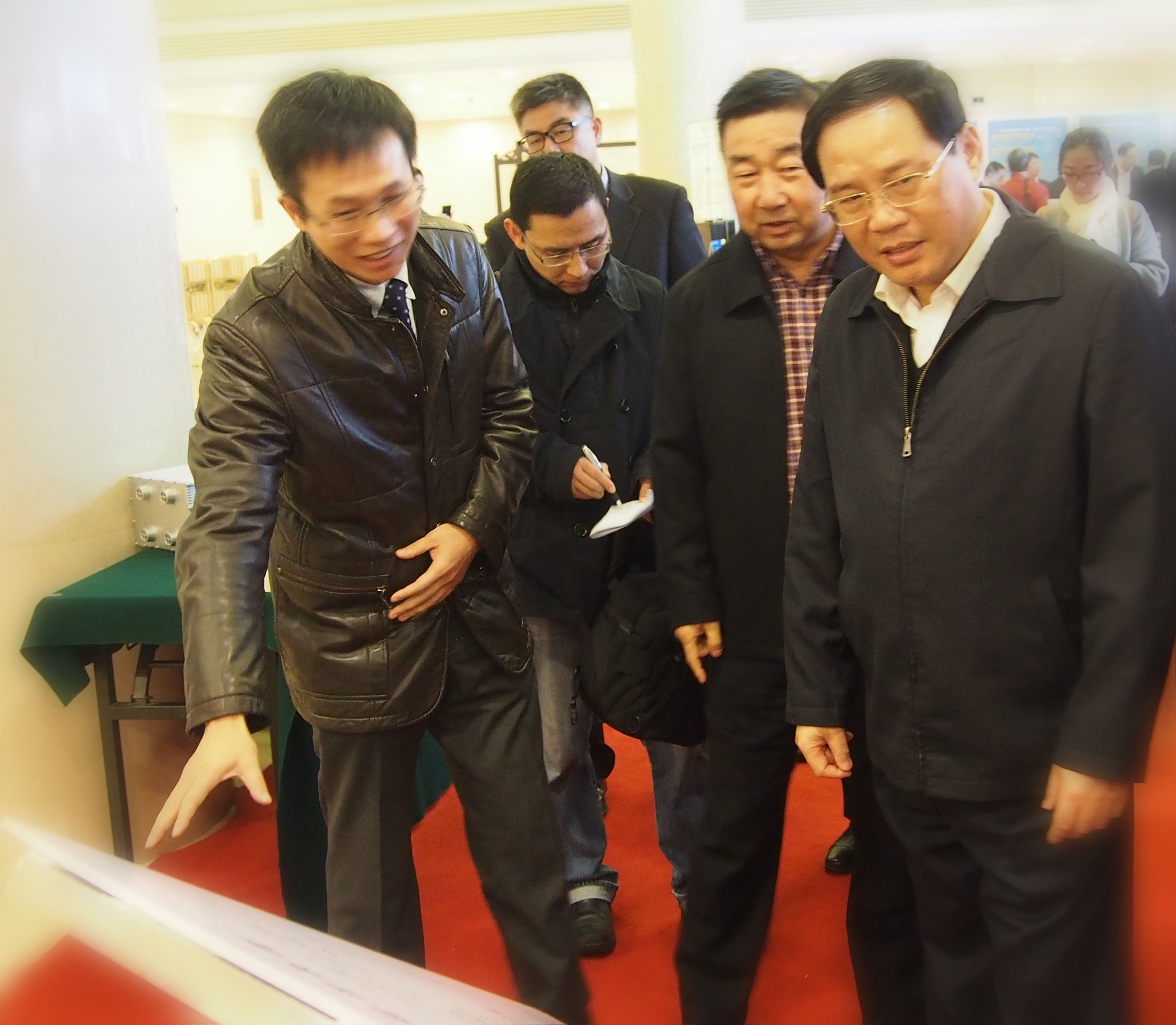 国务院总理李强听取beat365官方登录入口创始人柯克汇报项目